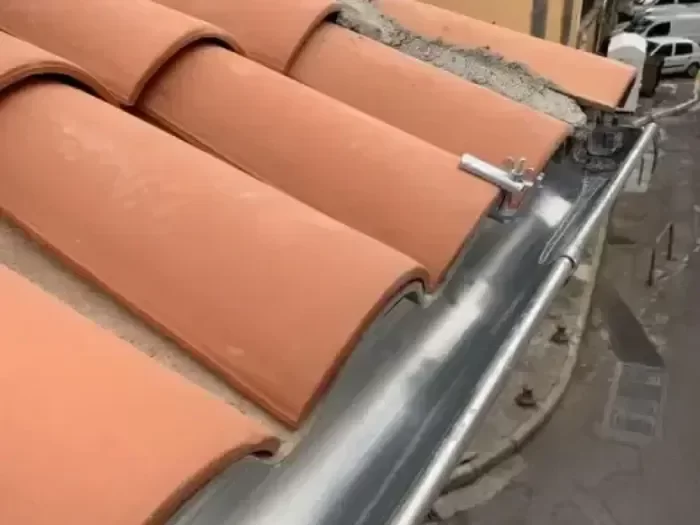 Pose de gouttières à Antibes